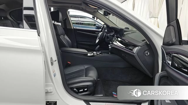 BMW 5 Series (G30) 2020 Белый из Кореи, фото 2