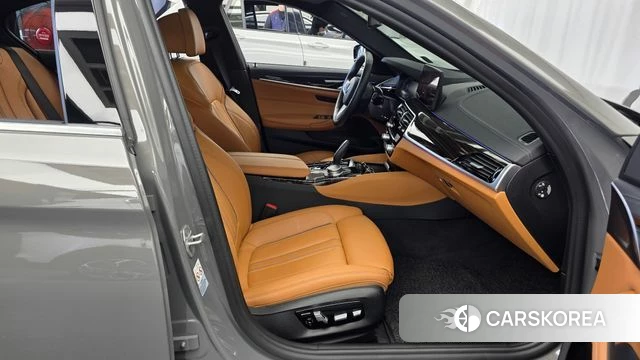 BMW 5 Series (G30) 2021 Серебристо-серый из Кореи, фото 2