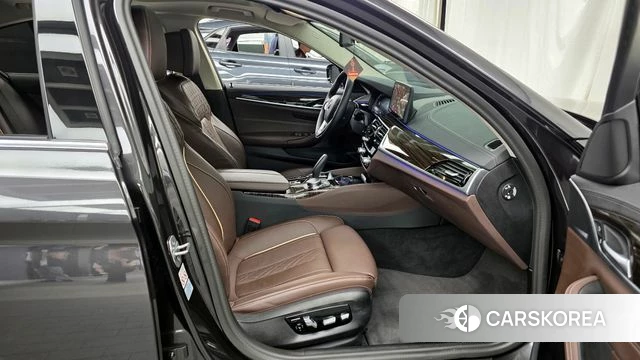 BMW 5 Series (G30) 2023 Серый из Кореи, фото 2