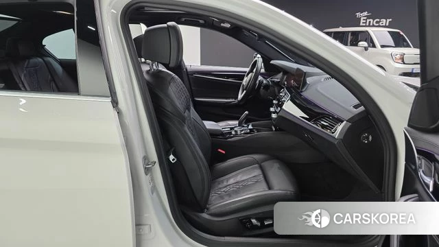 BMW 5 Series (G30) 2019 Белый из Кореи, фото 2