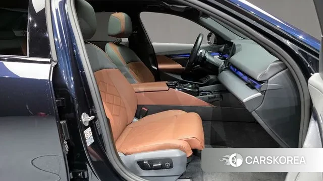 BMW 5 Series (G60) 2024 Черный из Кореи, фото 2