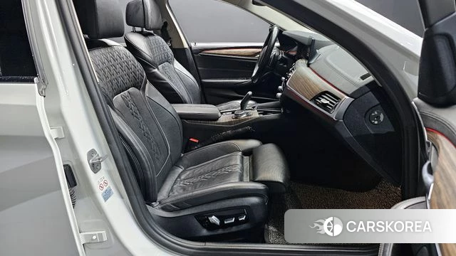 BMW 5 Series (G30) 2019 Белый из Кореи, фото 2