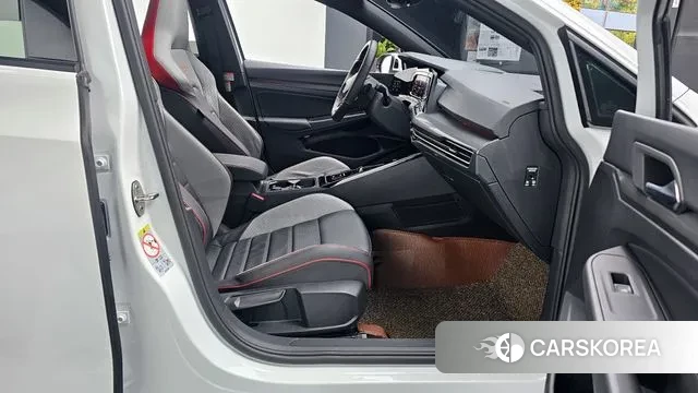 Volkswagen Golf 8th Generation 2024 Белый из Кореи, фото 2