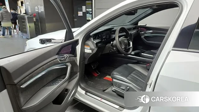 Audi e-Tron 2021 Белый из Кореи, фото 2