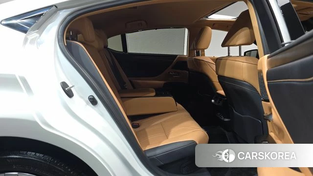 Lexus ES300h 7th generation 2025 Белый из Кореи, фото 2