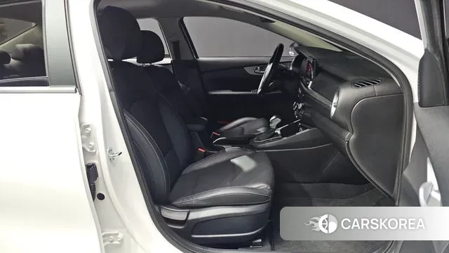 Kia The New K3 2nd generation 2022 Белый из Кореи, фото 2