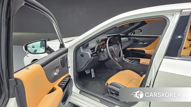 Lexus ES300h 7th generation 2024 Белый из Кореи, фото 2