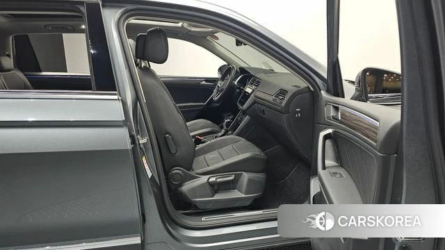 Volkswagen Tiguan Allspace 2023 Серый из Кореи, фото 2