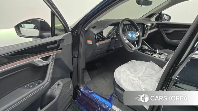 Volkswagen Touareg 3rd generation 2025 Черный из Кореи, фото 2