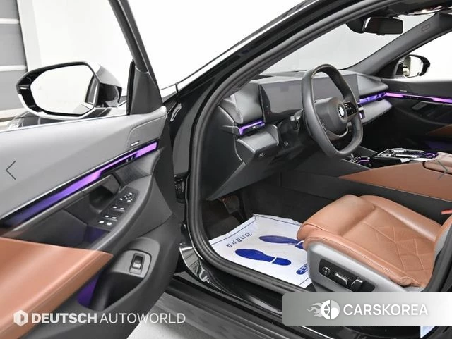 BMW 5 Series (G60) 2023 Черный из Кореи, фото 2