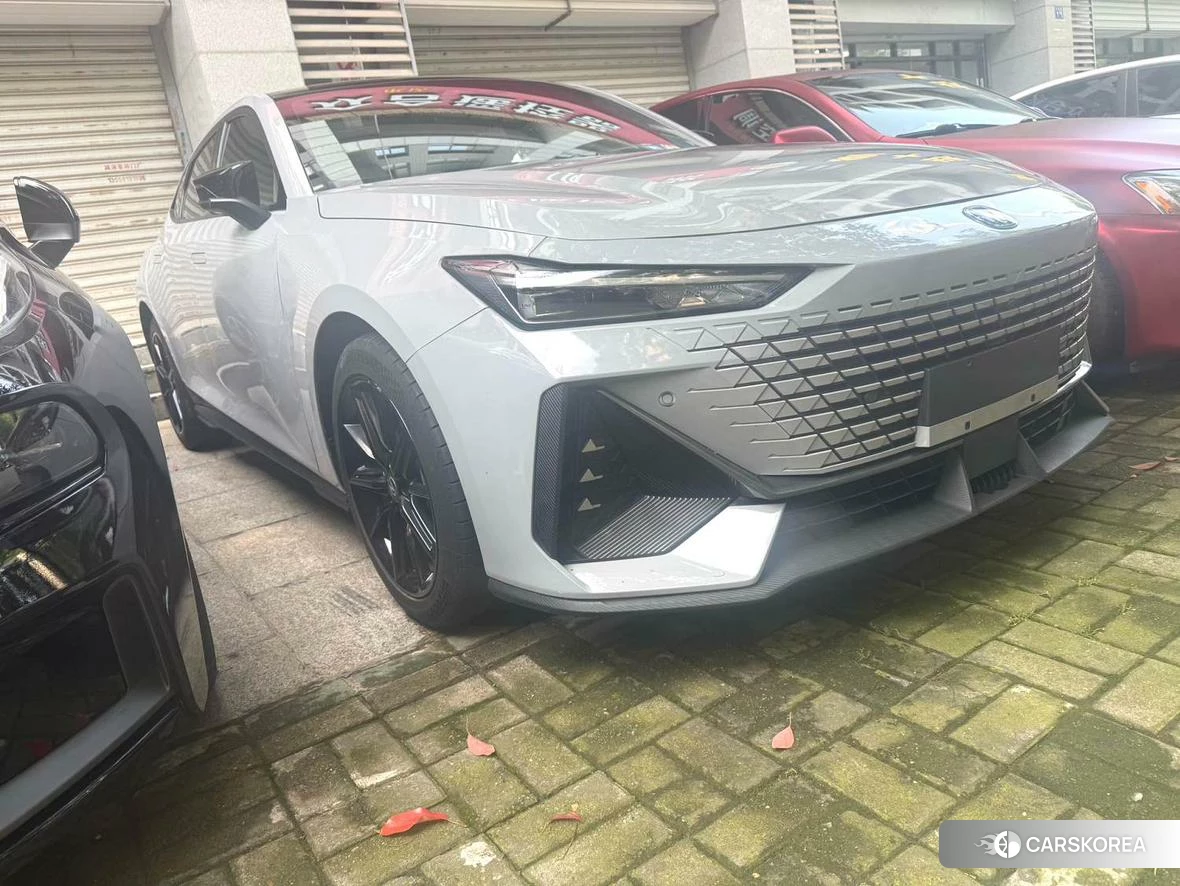 Chang'an UNI-V 2023 Серебристо-серый из Китая, фото 2