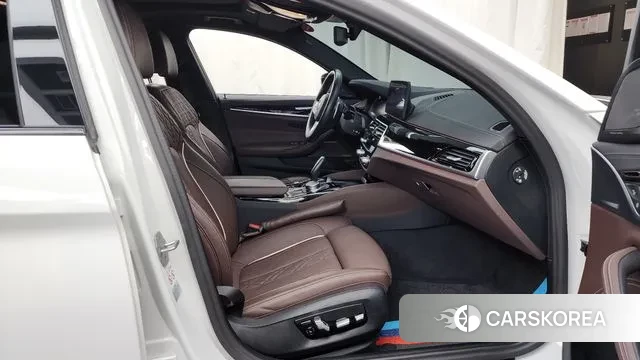 BMW 5 Series (G30) 2023 Белый из Кореи, фото 2