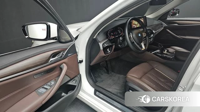 BMW 5 Series (G30) 2023 Белый из Кореи, фото 2