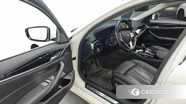 BMW 5 Series (G30) 2021 Белый из Кореи, фото 2