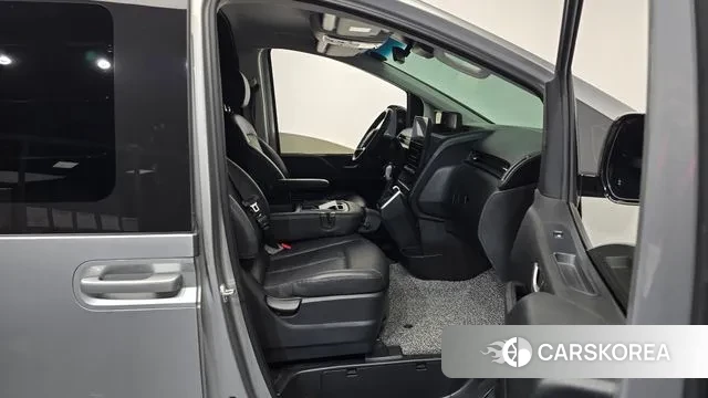 Hyundai Staria 2023 Серебристо-серый из Кореи, фото 2