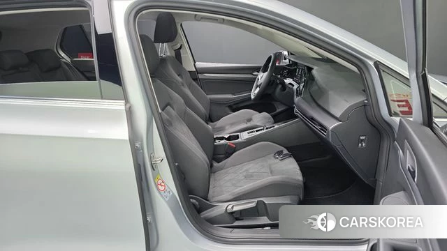 Volkswagen Golf 8th Generation 2022 Серебристо-серый из Кореи, фото 2