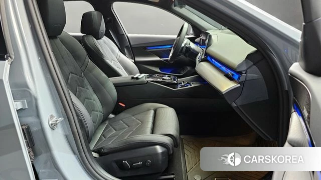 BMW 5 Series (G60) 2025 Цвет галактики из Кореи, фото 2