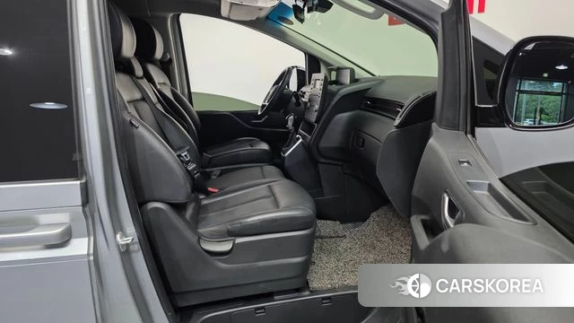 Hyundai Staria 2022 Серебристо-серый из Кореи, фото 2