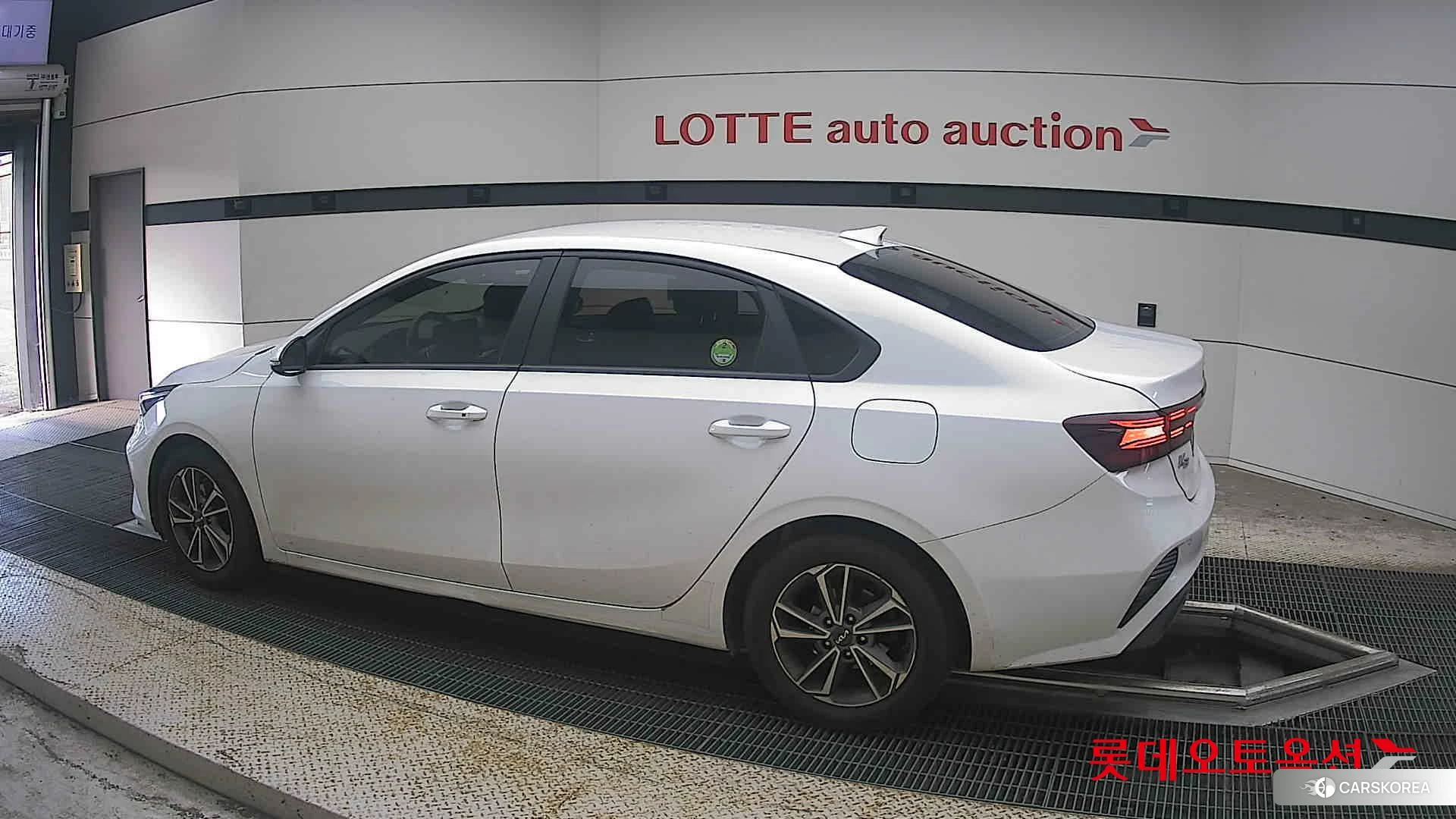 Kia K3 2022 Snow White Pearl из Кореи, фото 2