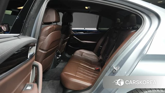 BMW 5 Series (G30) 2023 Серебристо-серый из Кореи, фото 2