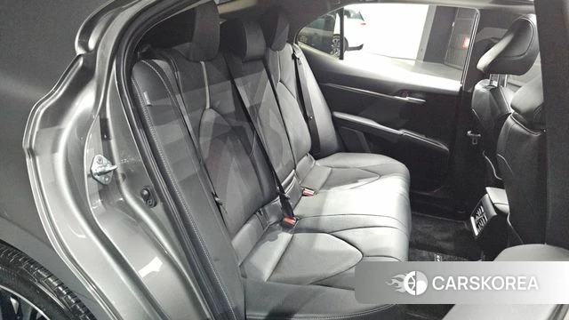 Toyota Camry (XV70) 2024 Серебристо-серый из Кореи, фото 2