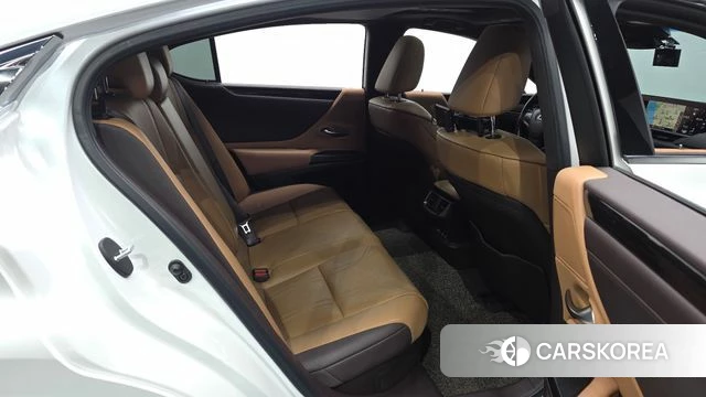 Lexus ES300h 7th generation 2021 Белый из Кореи, фото 2
