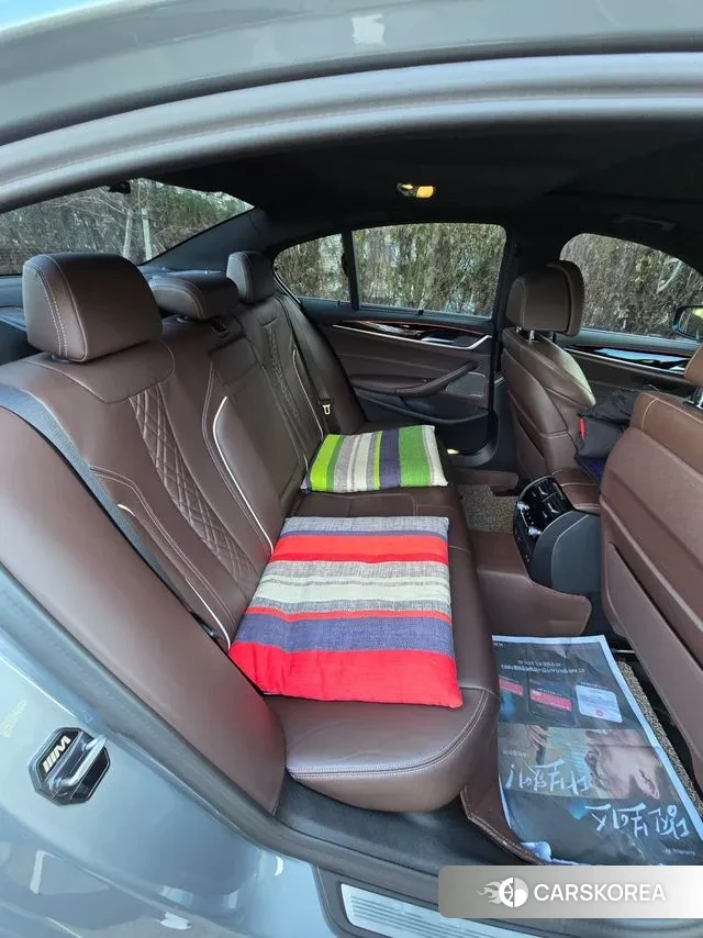 BMW 5 Series (G30) 2023 Светло-серебряный цвет из Кореи, фото 2