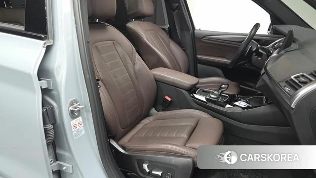 BMW X3 (G01) 2022 Светло-серебряный цвет из Кореи, фото 2