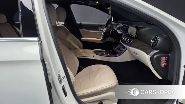 Mercedes-Benz E-Class W213 2022 Белый из Кореи, фото 2