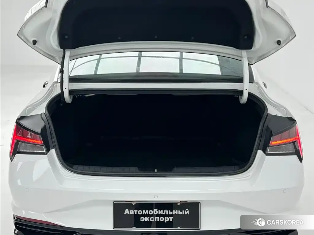 Hyundai Elantra 2022 Белый из Китая, фото 2