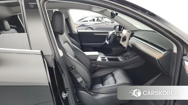 Tesla Model Y 2023 Черный из Кореи, фото 2