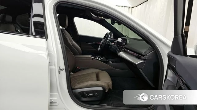 BMW 5 Series (G60) 2025 Белый из Кореи, фото 2