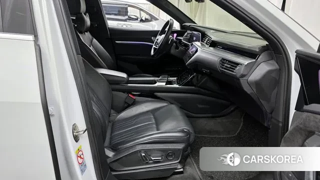 Audi e-Tron 2021 Белый из Кореи, фото 2