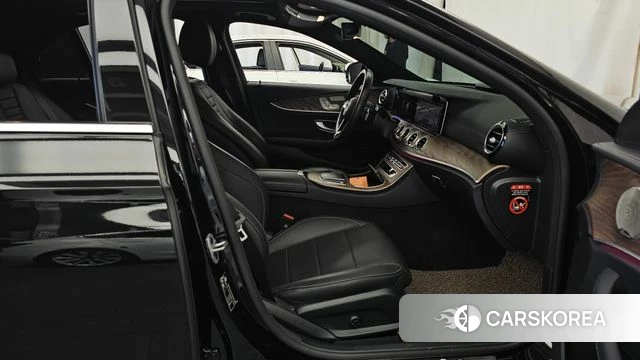 Mercedes-Benz E-Class W213 2023 Черный из Кореи, фото 2