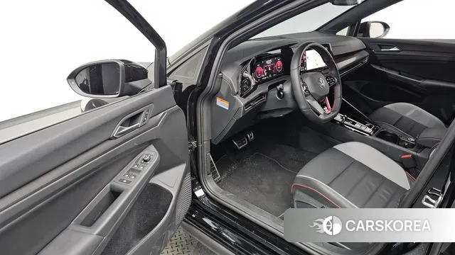 Volkswagen Golf 8th Generation 2024 Черный из Кореи, фото 2