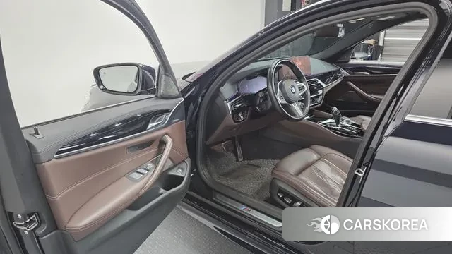 BMW 5 Series (G30) 2022 Черный из Кореи, фото 2