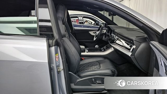 Audi Q8 (4M) 2021 Светло-серебряный цвет из Кореи, фото 2