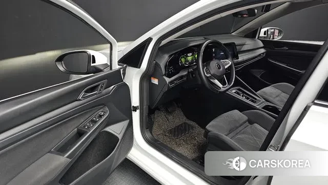 Volkswagen Golf 8th Generation 2022 Белый из Кореи, фото 2