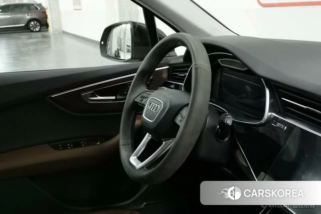Audi Q7 2022 Черный из Китая, фото 2