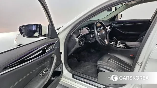 BMW 5 Series (G30) 2018 Белый из Кореи, фото 2