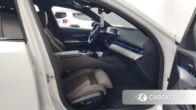 BMW 5 Series (G60) 2025 Белый из Кореи, фото 2