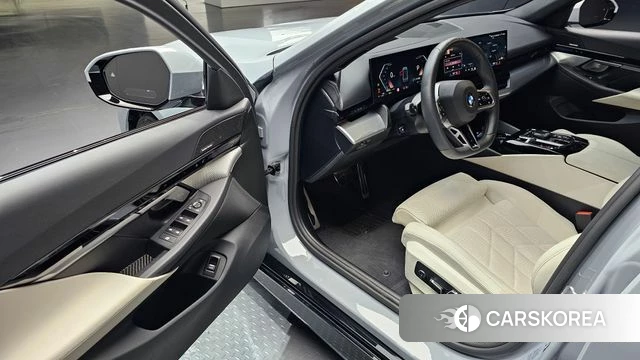 BMW 5 Series (G60) 2024 Светло-серебряный цвет из Кореи, фото 2