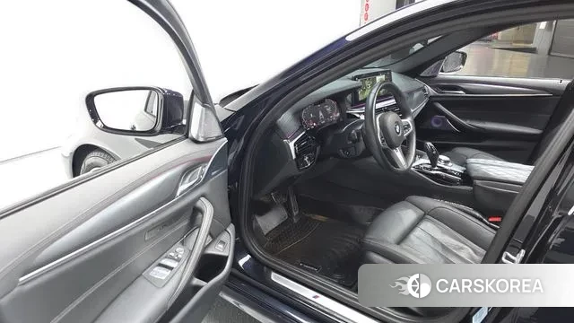 BMW 5 Series (G30) 2023 Черный из Кореи, фото 2