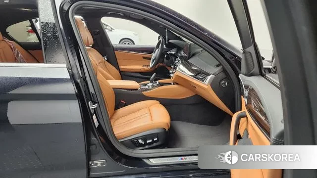 BMW 5 Series (G30) 2022 Черный из Кореи, фото 2