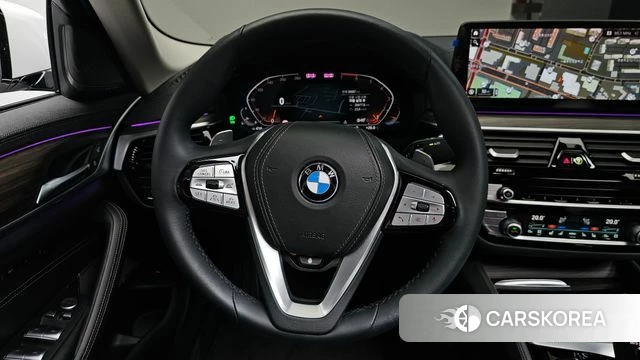 BMW 5 Series (G30) 2023 Белый из Кореи, фото 2