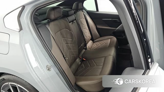 BMW 5 Series (G60) 2024 Серебристо-серый из Кореи, фото 2