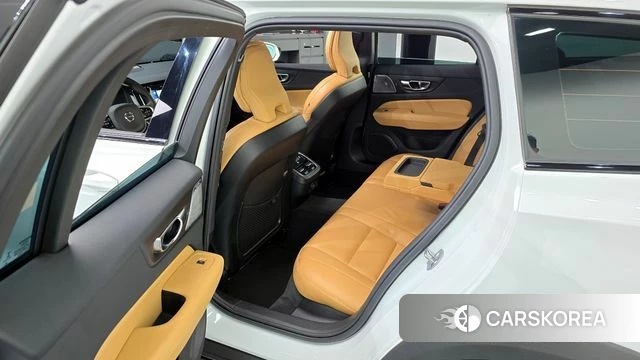 Volvo V60 Cross-Country 2nd Generation 2021 Белый из Кореи, фото 2