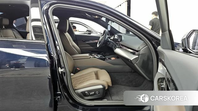 BMW 5 Series (G60) 2025 Черный из Кореи, фото 2