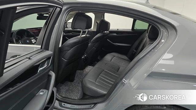 BMW 5 Series (G30) 2022 Серебристо-серый из Кореи, фото 2