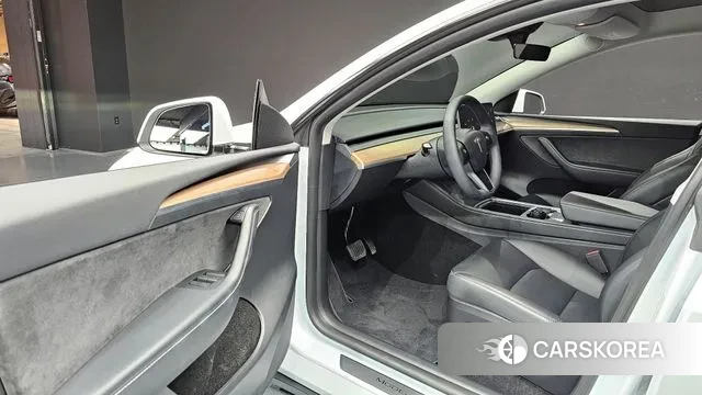 Tesla Model Y 2024 Белый из Кореи, фото 2